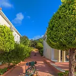 Aparthotel Garbis &